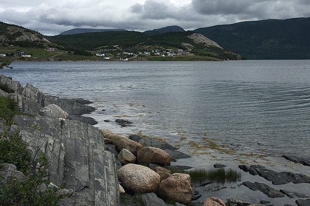 Scenic coastline in Gros Morne National Park on a cloudy day.